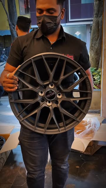 The lightweight 15” Pro Race Carbon grey finished wheel inst