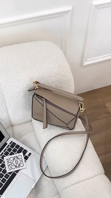 LOEWE|Mini Puzzle Bag
#最後面有實拍影片參考
大家最愛的沙色來囉✨
既溫柔又好搭的顏色
迷你尺寸