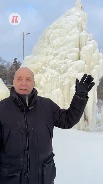 Helsingin Töölönlahdella seisoo kahdeksan metriä korkea jääp
