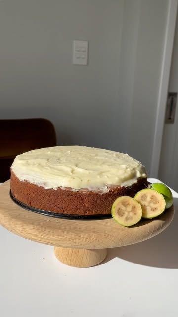 Bake Reel: Feijoa Cake 💚
A perfect recipe to use those aut