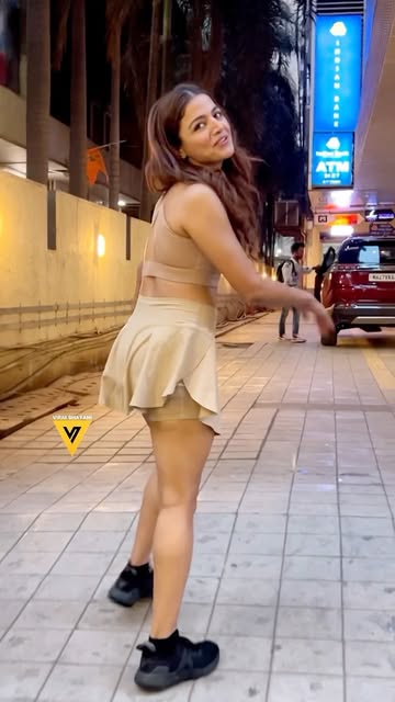 Wait for Wamiqa's cute moment with little kitty 🤩 How adora