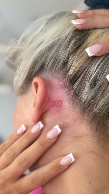 The weekend tattoo XO on @ekmpx ❤️💫❣️
#finelinetattoo #red
