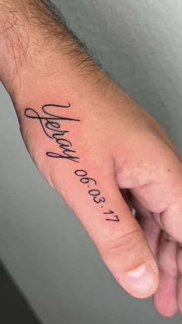 Nombre y fecha para la mano de Yonathan @somosfamiliadetres