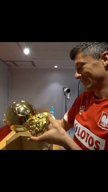 ¡Si tuvo Balón de Oro el mejor jugador del 2020! 🇵🇱
La F