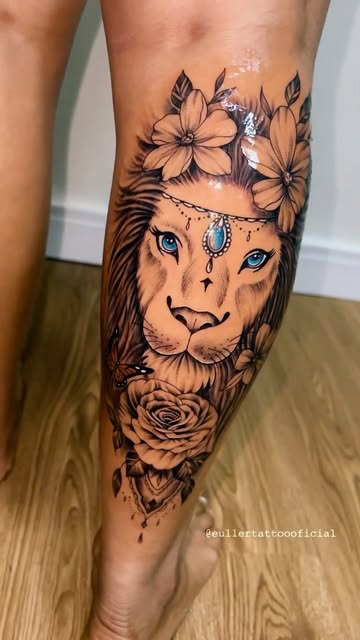 Tatuagem de leão na panturrilha