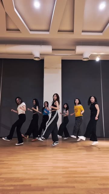 One, two, three,
Twio!
@blackpinkofficial - Jump
📌Girls K