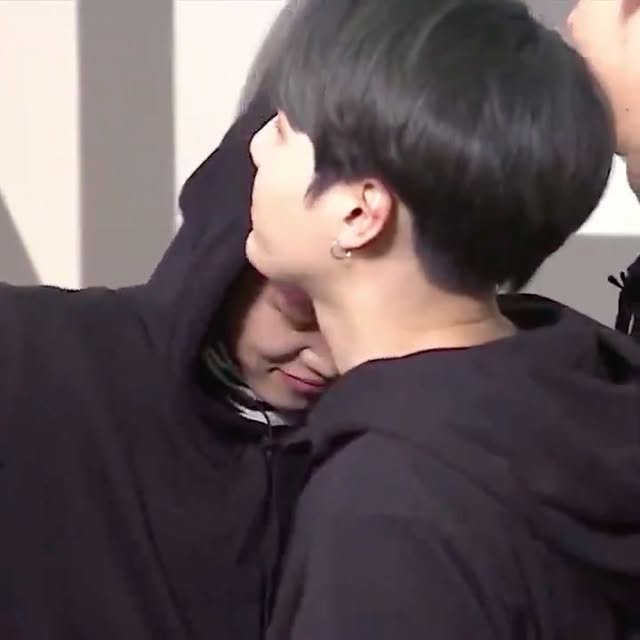 still my favourite yoonmin moment ever i’m so soft !!! 😭