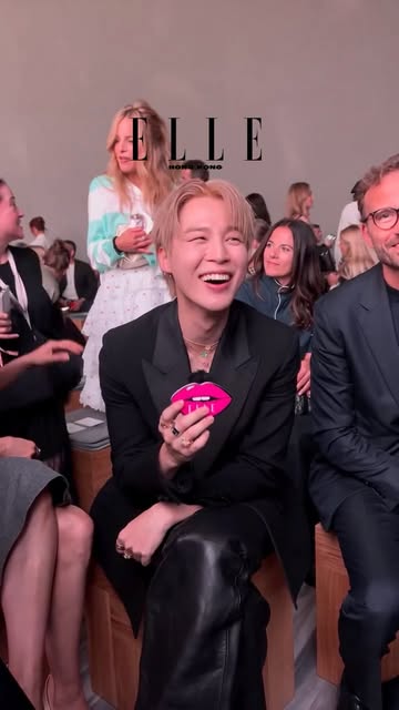 Jimin 跟各位ELLE HK讀者打招呼!BTS成員 #Jimin 在巴黎出席 @dior 2026春夏系列時裝騷,今