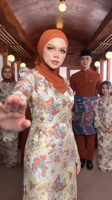 Sarimbit Kurung Melayu ini menghadirkan harmoni antara keang