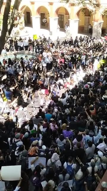🆘 Alumnos se plantan en el edificio central de la #UASLP