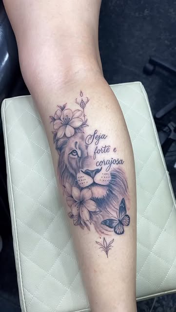 Tatuagem Leão com flores e frase
Seja forte e corajosa
Tat