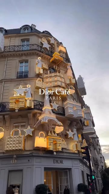 @zhenbarrera shows us that Christmas at the Dior Café in Par