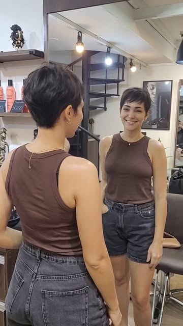 Quando ela escolhe o corte curto, não é só o cabelo que muda