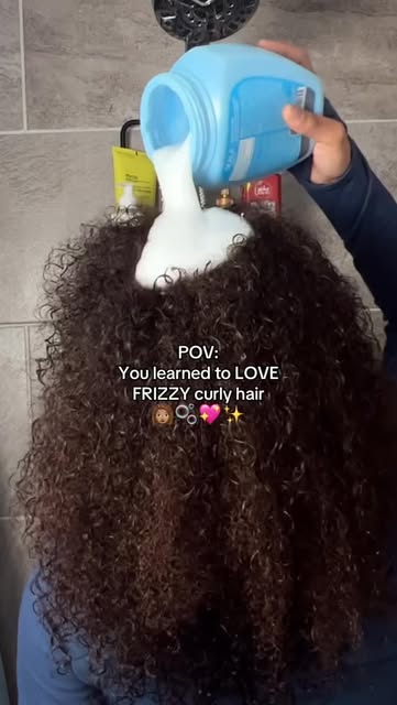 Follow for more curly hair tips 😊✨👩🏽🦱
.
.
.
.
.
.
.
.
.