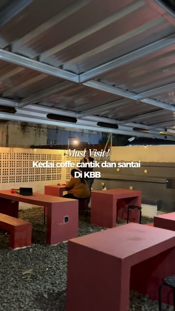 nemu kedai kopi yang bikin suasana chill
cocok buat nongkro