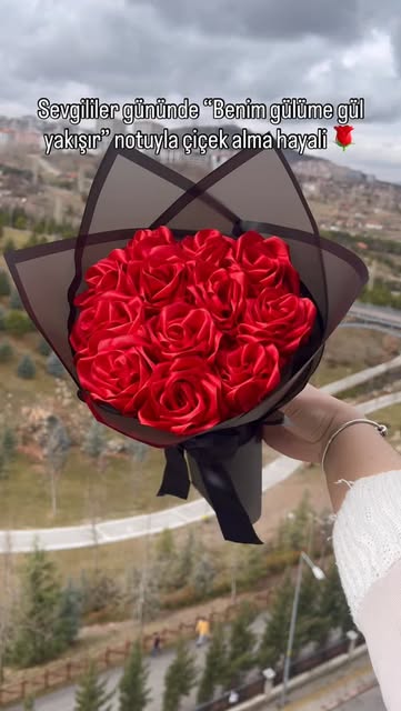 El yapımı, şık tasarımlı kırmızı yapay gül buketi. Solmayan,