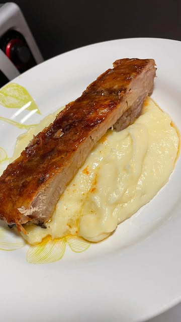Receitinha de hoje!
Costelinha de porco assada com molho es