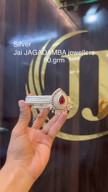 Silver Bajubnd with gold polish
.
50.grm
.
92,5 silver
.
F