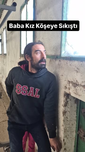 Sezgin, Naz’ı kucağına alıp maskelilerden kaçıyor.
Sığındıkl