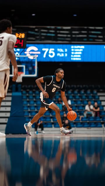 FOR THE LEAD!
@thenigelhylton drains the triple to put us u