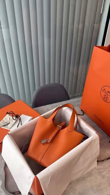 HERMES PICOTIN 18 BAG
ORANGE/PHW