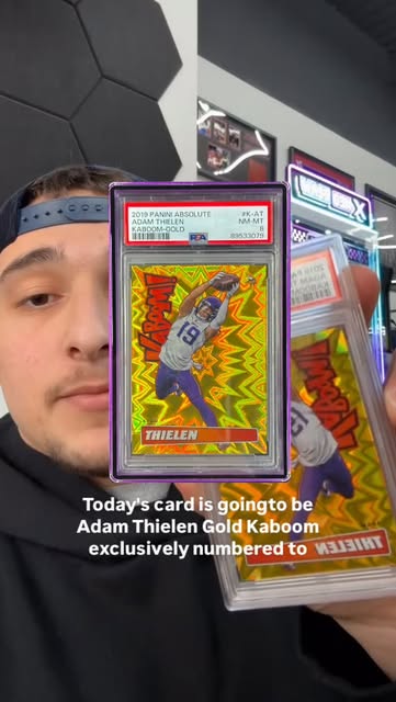 🚨CARD OF THE DAY🚨
🤯THIELEN GOLD KABOOM #/10
👀STAY TU