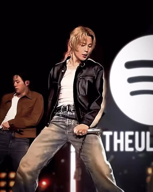 he’s feeling himself Omfghhck yes sir 🫠
#jimin #지민