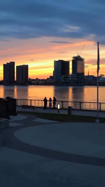 Credit to @bst_media20 Golden hour #windsor #canada #riversi