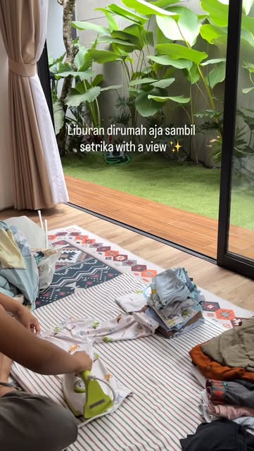 Long weekend dirumah aja sambil setrika menikmati view taman