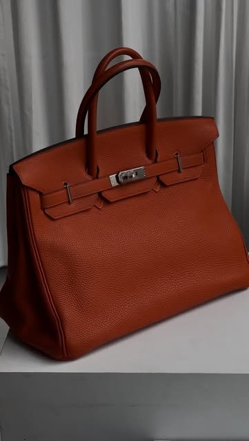 Bold, timeless, and impossible to ignore. 🧡
The Hermès Bir