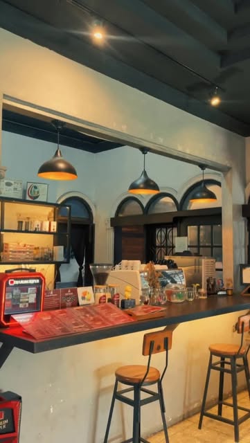 Cahaya redup, aroma kopi yang hangat, dan suasana yang pelan