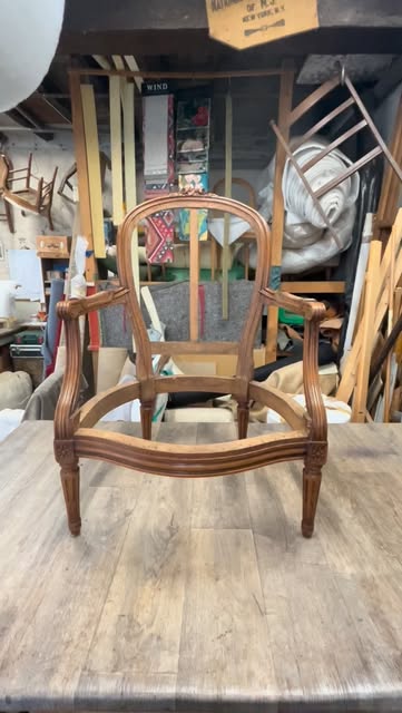 Réfection complète de cette bergère Louis XVI avec un super