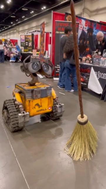 Waste removal buddies - WALL-E built by @helmetstudio, magic